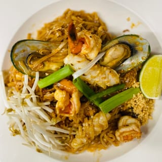D45 SEAFOOD PAD THAI